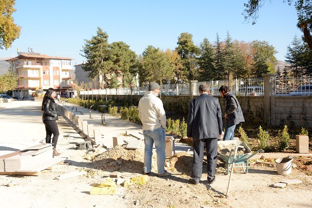 Dinar’da Lise Caddesinde peyzaj çalışmalarına başlandı