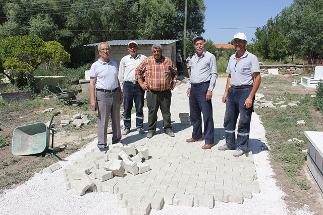 Dinar’da mezarlık içerisine yol yapıldı