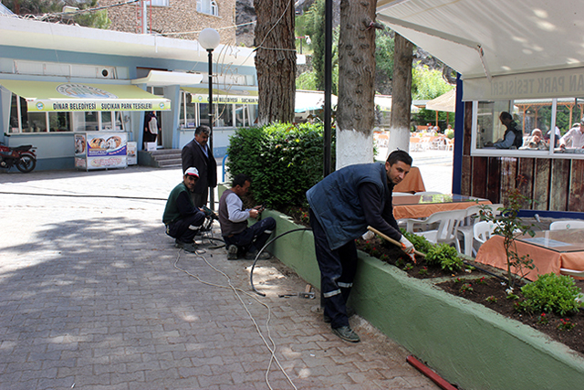 Dinar’da park ve bahçeler bahara hazırlanıyor