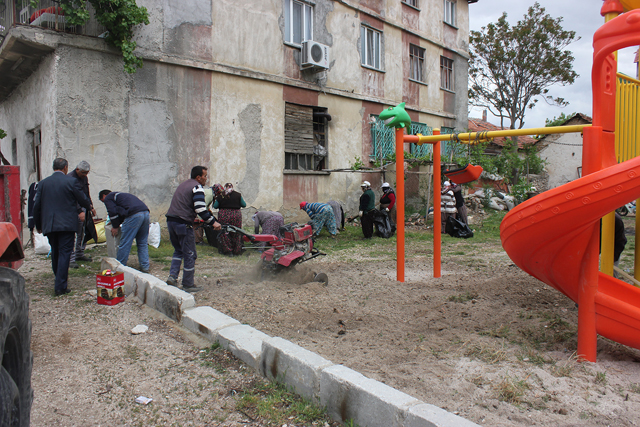Dinar’da park ve oyun alanlarında temizlik yapılıyor