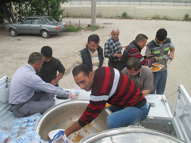 Dinar’da sanayi esnafına pilav dağıtıldı