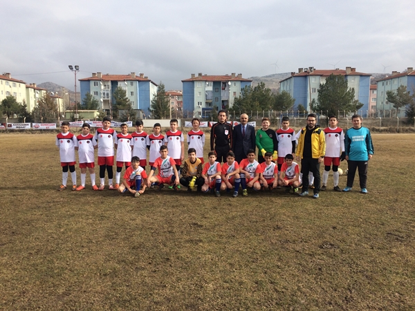 Dinar’da yıldız erkekler futbol maçları tamamlandı.