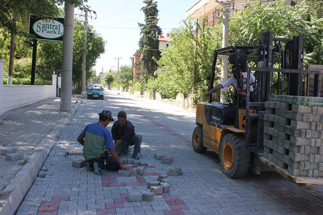 Dinar’da yol yapım çalışmaları sürüyor