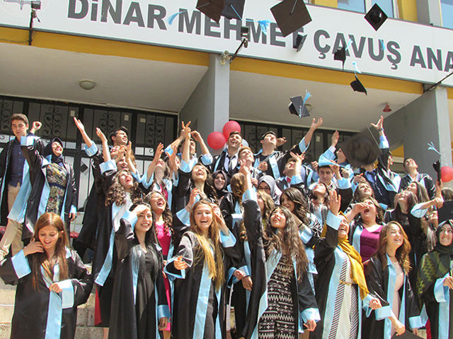 Dinar MÇA Lisesinde 64 öğrenci kep attı
