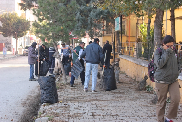 Dinar Modern Lise Caddesinde temizlik