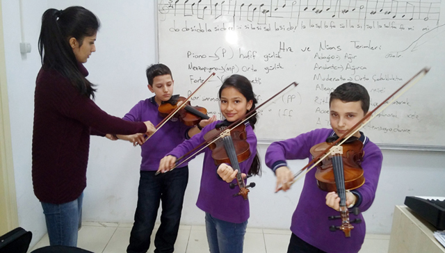 Dinar Ünal Yılmaz Kolejinde keman kursu açıldı