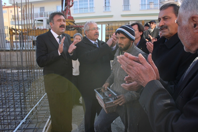 Dinar yeni bir camiye kavuşuyor
