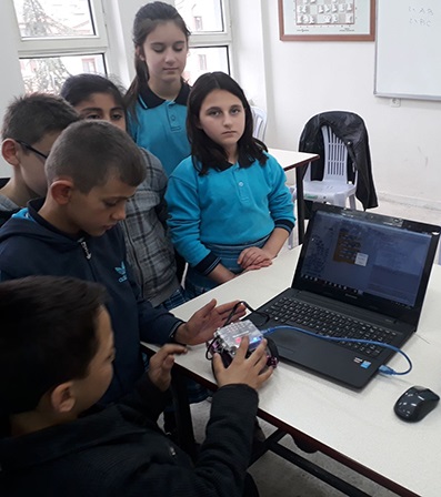 Dinar'da İHL öğrencilerine robotik kodlama eğitimi veriliyor