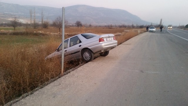 Dinar'da Otomobile Çarpan Araç Bankete Uçtu: 1 Çocuk Yaralı