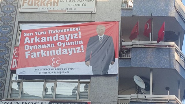 Diyarbakır’dan Bahçeli’ye pankartlı destek
