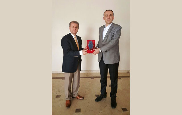 Dr. Yemenici’den, kızıl'a tebrik plaketi