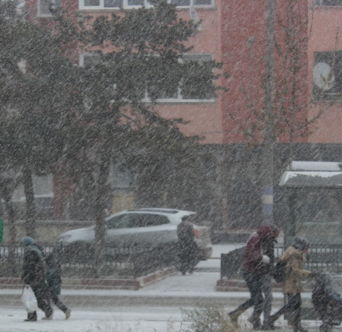 Dün başlayan kar yağışı çiftçiyi umutlandırdı