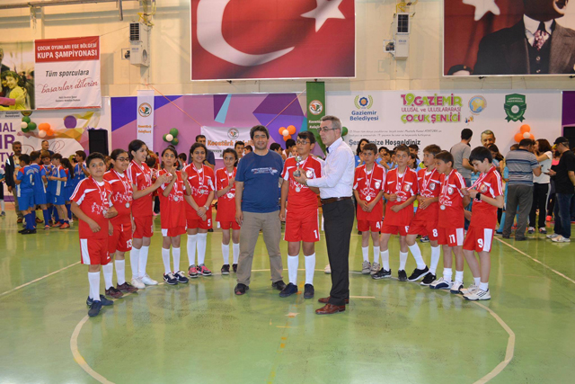 Ege Bölgesi Mendil Kapmaca yarışmasından kupa ile döndüler