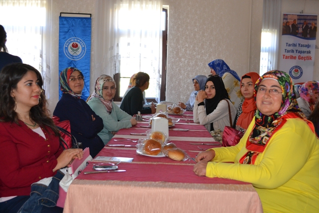 Eğitim Bir-Sen üyesi kadınlardan Diyanet’in kampanyasında destek