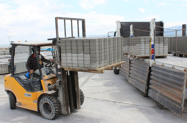 Emirdağ Belediyesi Beton ve Parke Şantiyesi’nde üretim tam gaz
