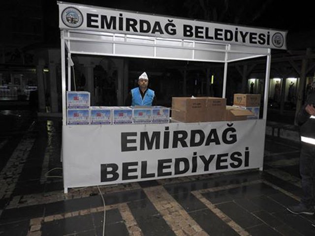 Emirdağ Belediyesi kandil simidi dağıttı