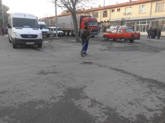 Emirdağ Belediyesi pazaryerinde çalışmalar yaptı