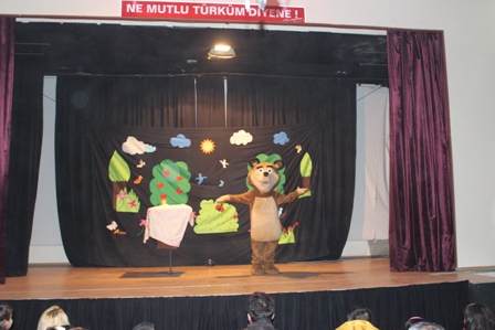 Emirdağ Belediyesi'nden yarıyıl karne hediyesi tiyatro gösterisi