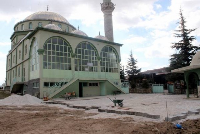 Emirdağ’da camilere destek sürüyor