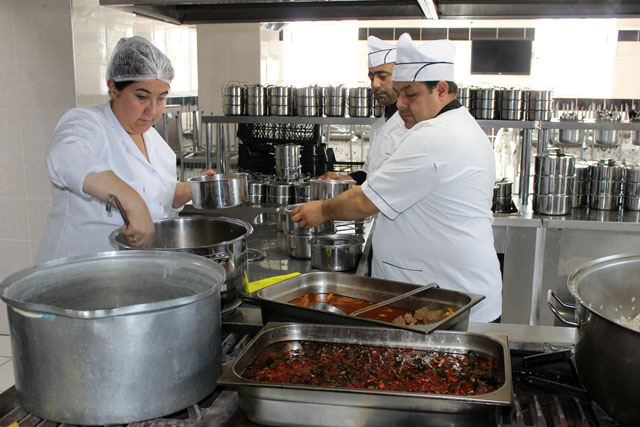 Emirdağ’da günde 200 kişiye sıcak yemek