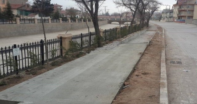 Emirdağ’da kaldırım ve çevre düzenlemesi çalışmaları sürüyor