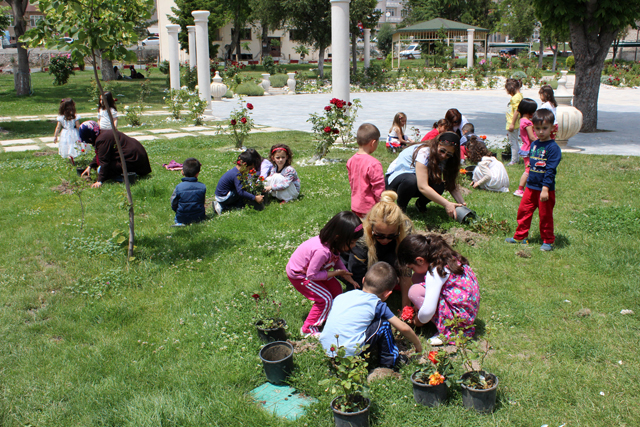 Emirdağ’da kreş öğrencileri çiçek dikti