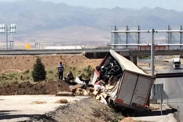 Emirdağ’da lastik yüklü TIR devrildi