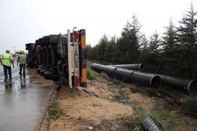 Emirdağ’da TIR devrildi: 1 yaralı