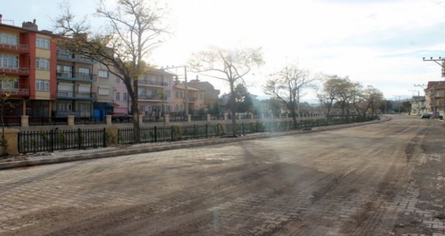 Emirdağ Rıhtım Boyu ağaçlarla renklendi