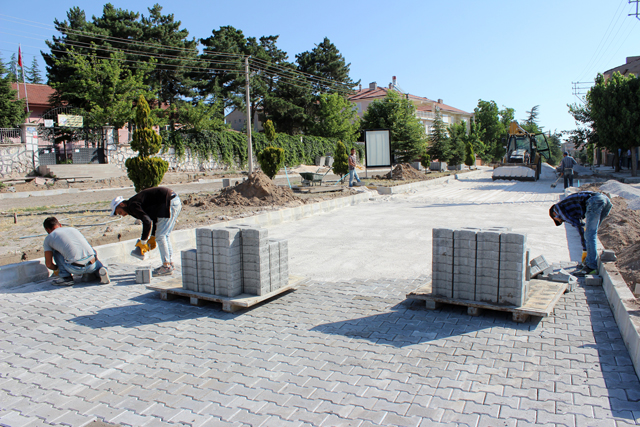 Emirdağ'da parke yapım çalışmaları sürüyor