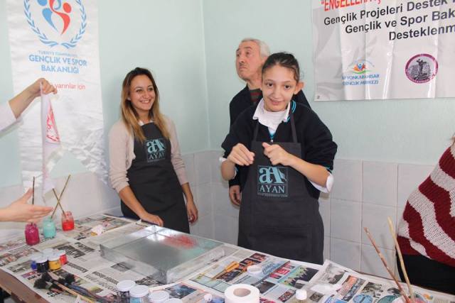 Engelli gençler “Ebru sanatı” öğreniyor