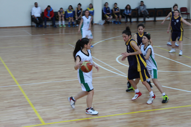 Engellileri basketbolcuları tribünde yalnız bırakmıyorlar