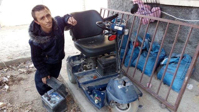 Engellinin Kullandığı Akülü Aracı Parçaladılar